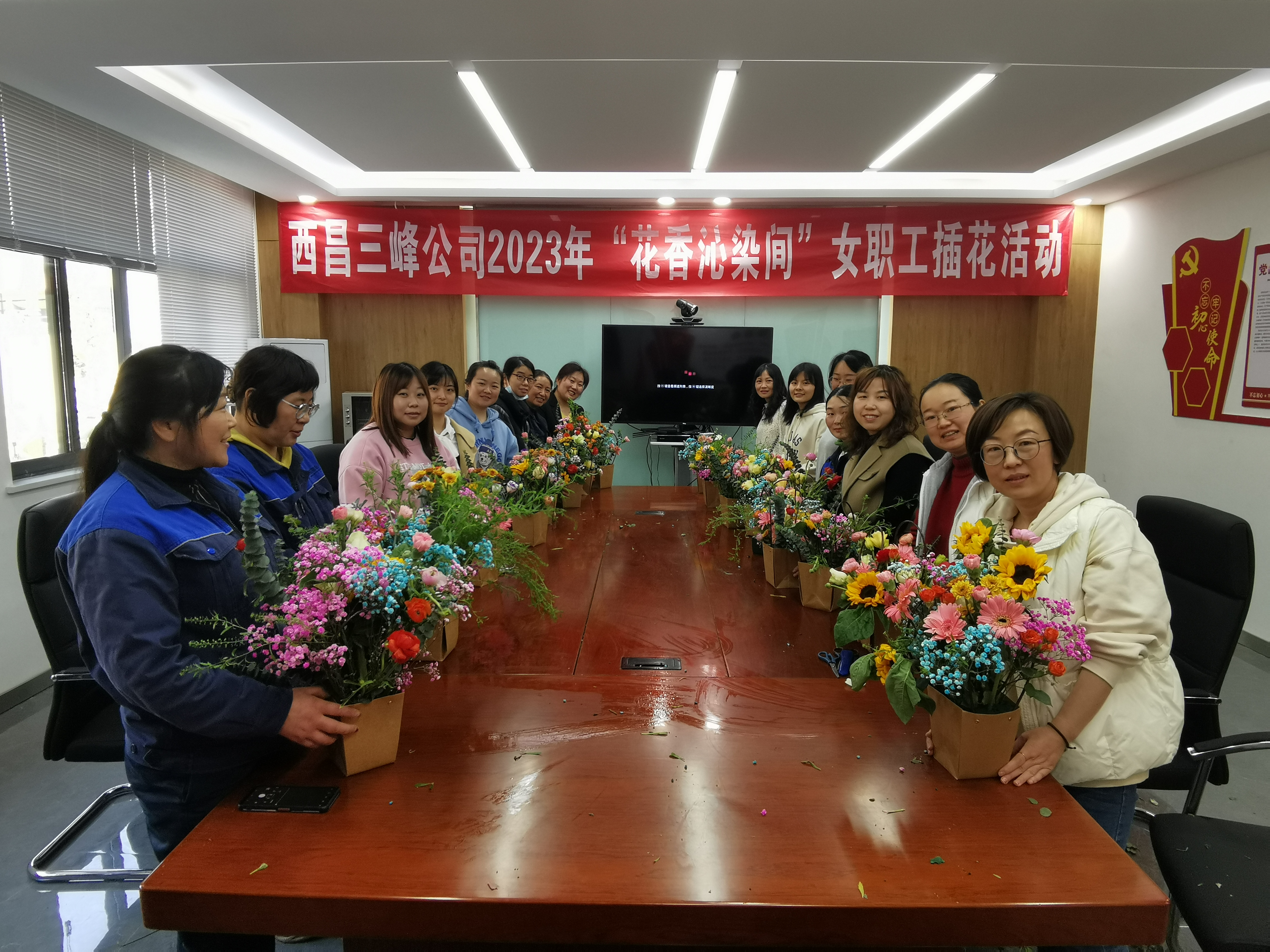 3月7日，四川西昌公司開展“花香沁染間”插花活動(dòng)。.jpg